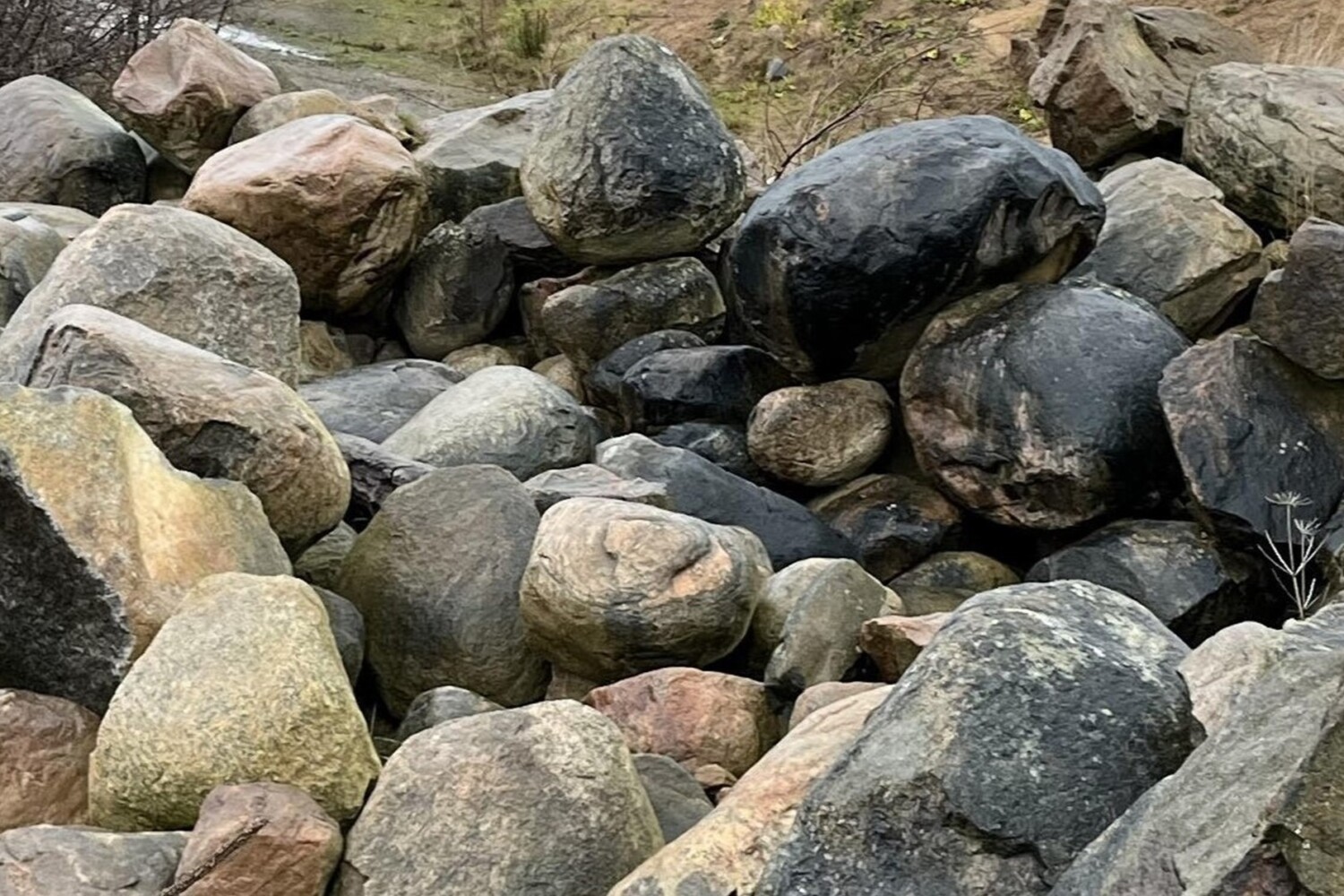 Samling av stenmaterial i lämpliga fraktioner för att återskapa ett stenrev i havet. Foto: Jonas Gustafsson