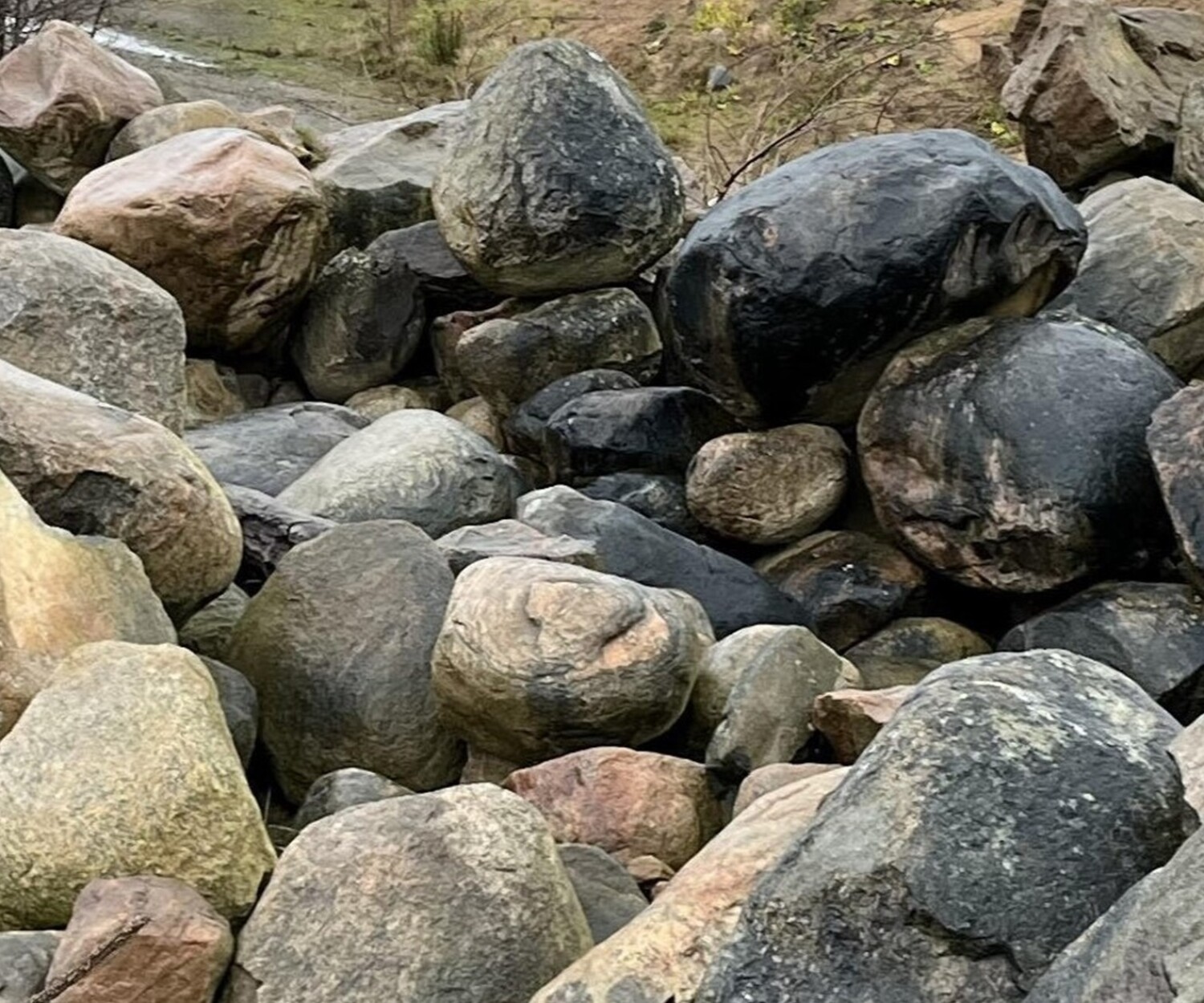Samling av stenmaterial i lämpliga fraktioner för att återskapa ett stenrev i havet. Foto: Jonas Gustafsson