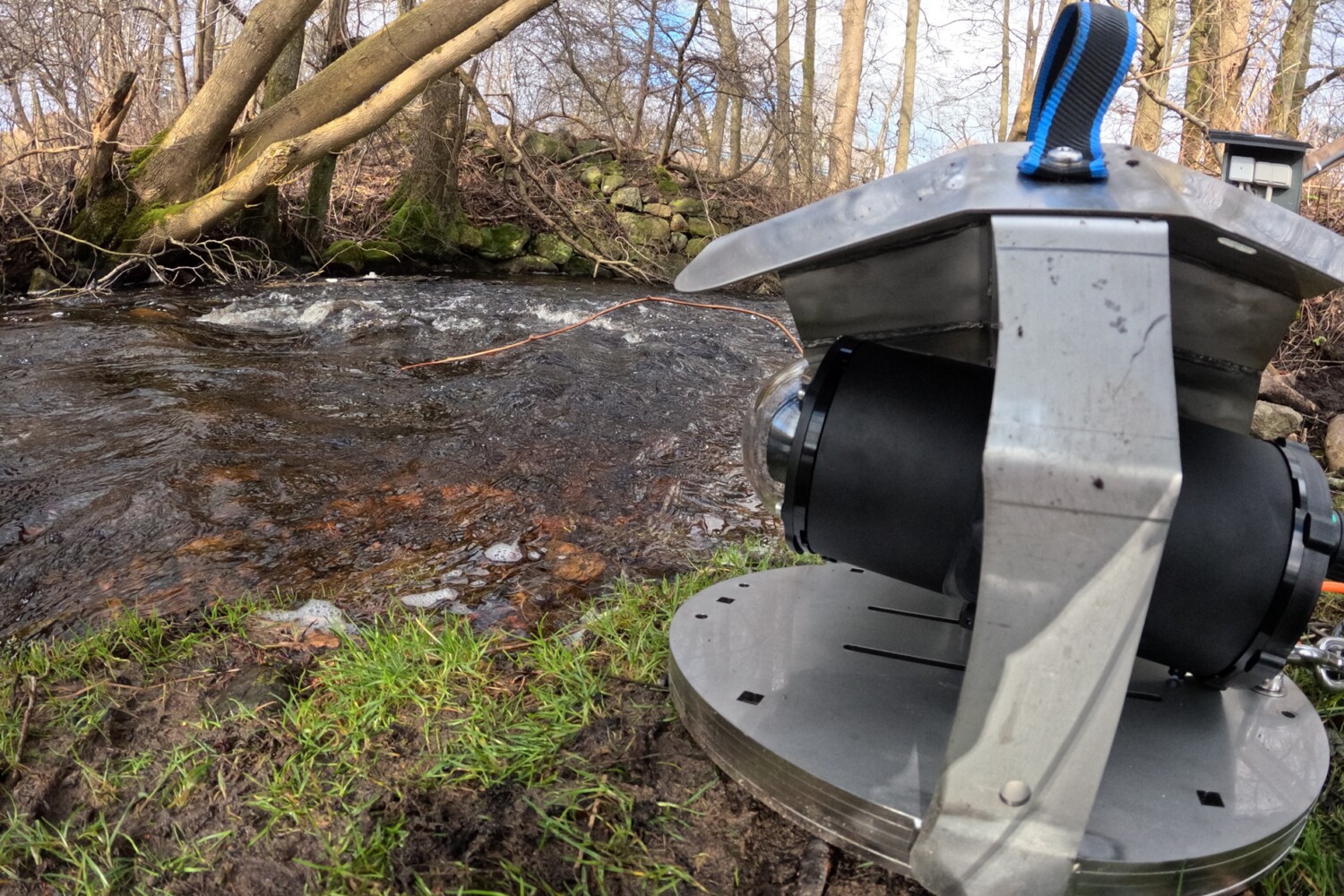 Fiskkamera vid Okome, Stockån förbereds på land inför nedsänkning i vattnet som en del av övervakningen inom Improve Aquatic LIFE. Fotograf Elisabeth Thysell