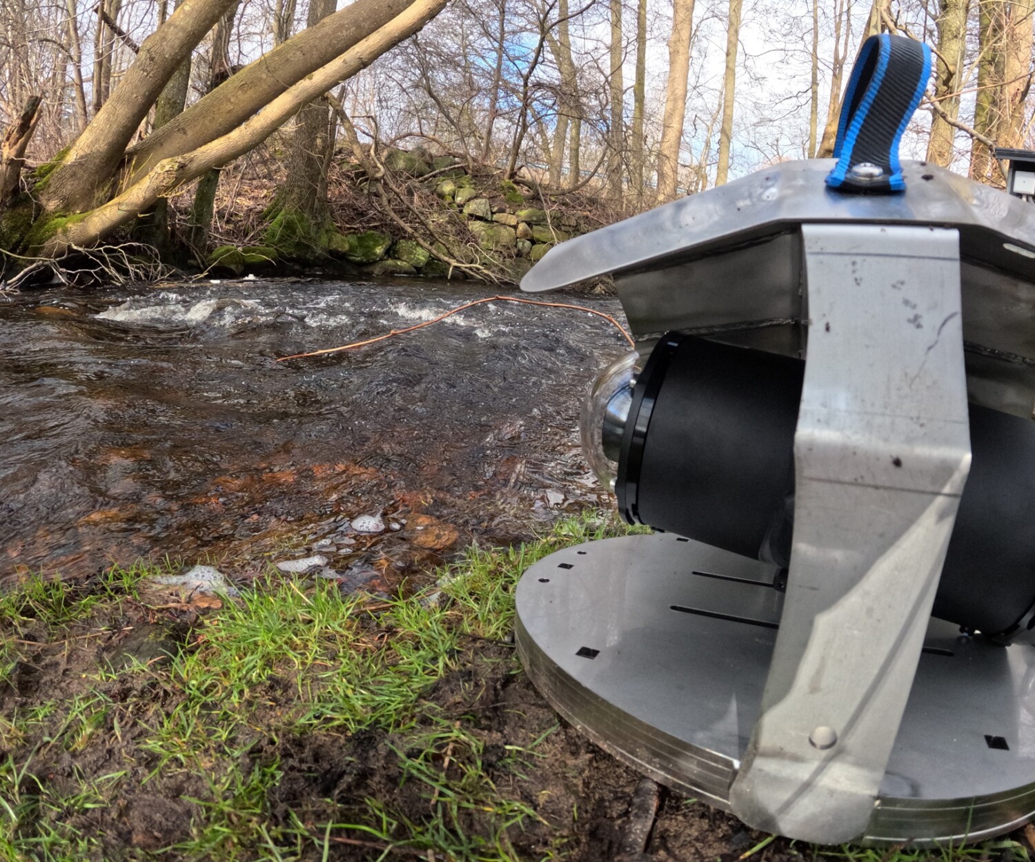 Fiskkamera vid Okome, Stockån förbereds på land inför nedsänkning i vattnet som en del av övervakningen inom Improve Aquatic LIFE. Fotograf Elisabeth Thysell